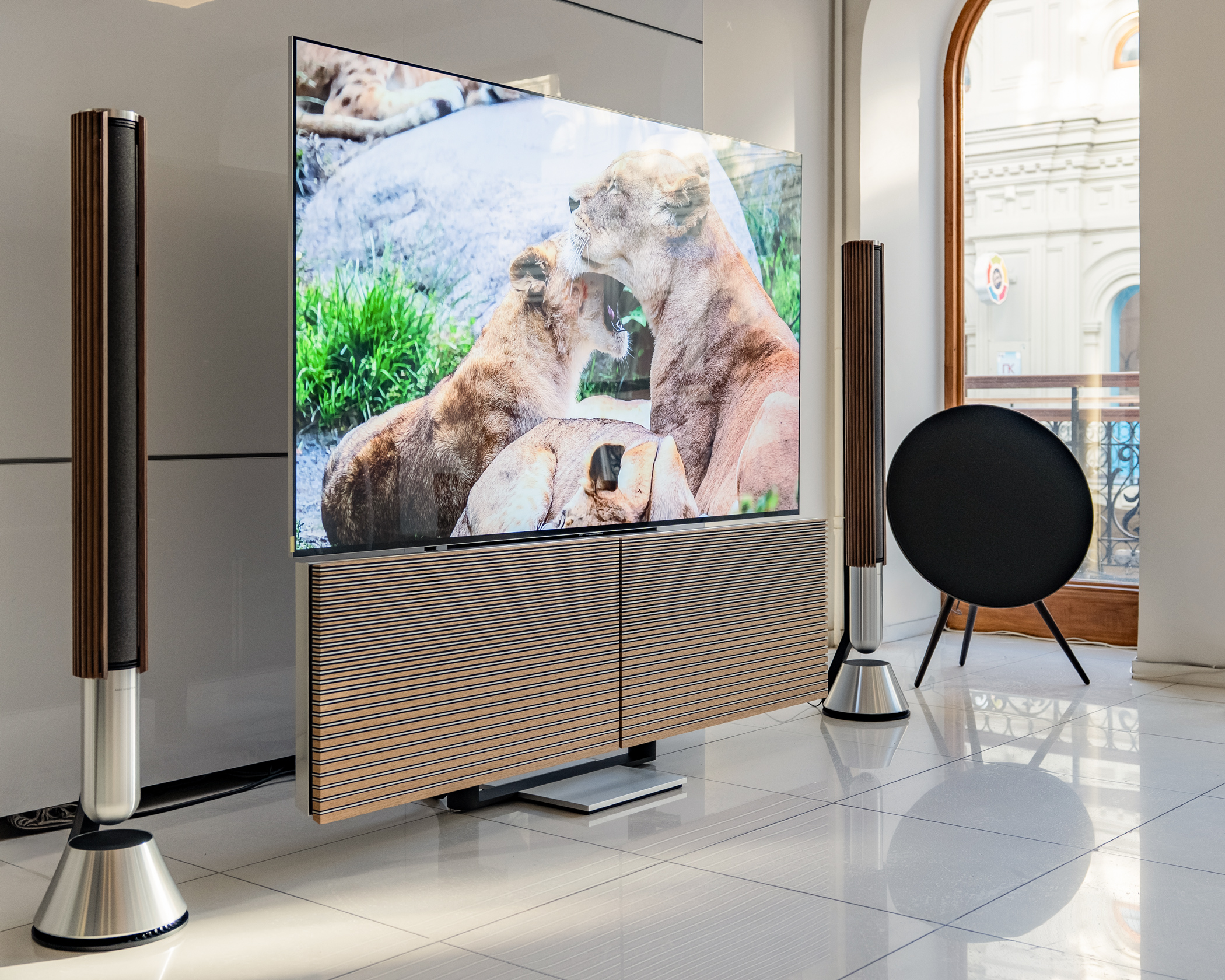 Телевизор Beovision Harmony в Главном фирменном магазине Bang & Olufsen в ГУМе. На фото вместе с акустическими системами Beolab 28. Рядом — колонка Beosound A9 Телевизор Beovision Harmony в Главном фирменном магазине Bang & Olufsen в ГУМе. На фото вместе с акустическими системами Beolab 28. Рядом — колонка Beosound A9